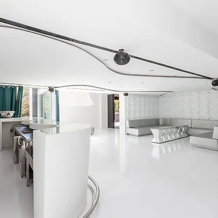 Willa Stylish With Indoor Pool *